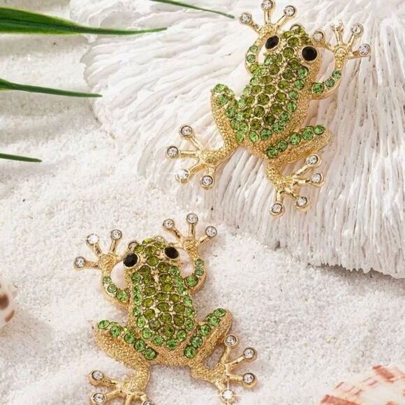 🐸 Betsey Johnson Green Crystal and Gold Frog Earrings 🐸 - Picture 1 of 7